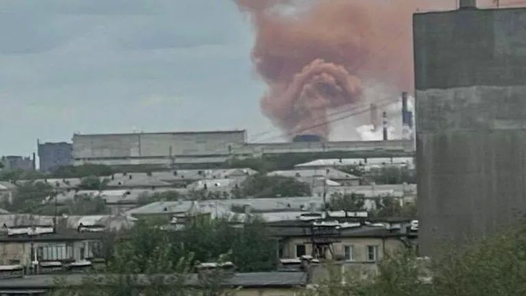 Розовый дым над Челябинским металлургическим комбинатом/ Фото: соцсети