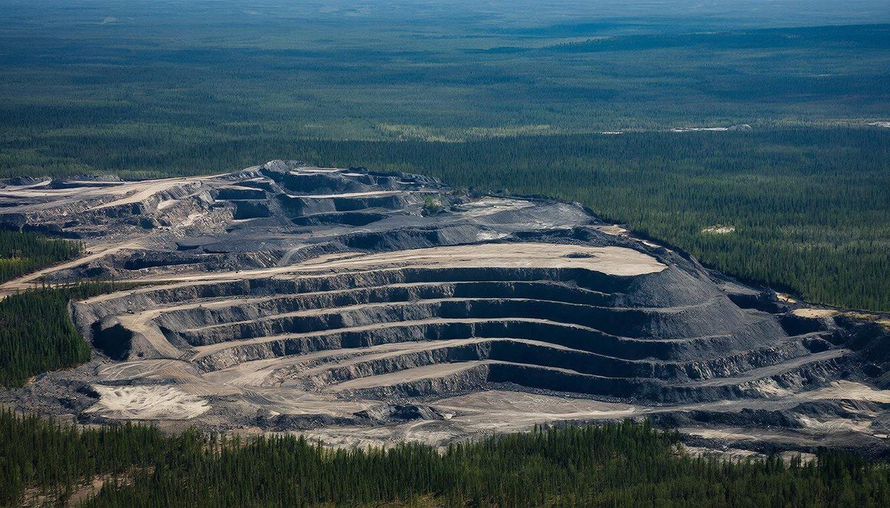 Горные отвалы, которые считались мусором, теперь рассматриваются как новый источник стратегического сырья. Иллюстрация: ECOportal.su / ИИ