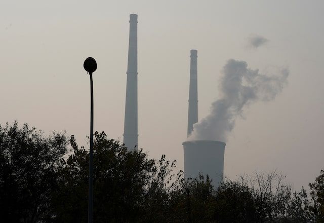 Градирня и дымовые трубы на тепловой электростанции в Пекине, Китай, 3 ноября 2018 г. Архивное фото: REUTERS/Джейсон Ли