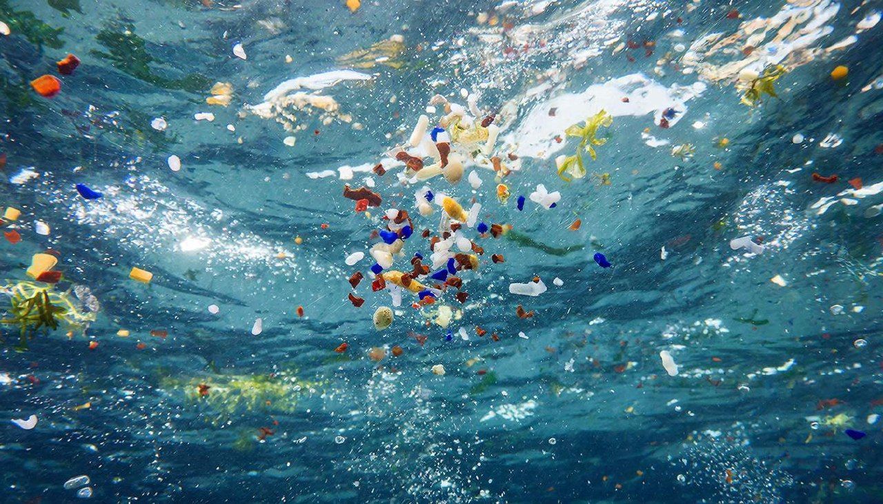 Как выглядит загрязнение пластиком в воде. Иллюстрация: ECOportal.su / ИИ