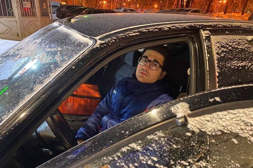 Курьер Михаил Савицкий не смог пройти мимо замерзающей дворняги. «Я бы и сейчас так поступил». Архив Михаила Савицкого