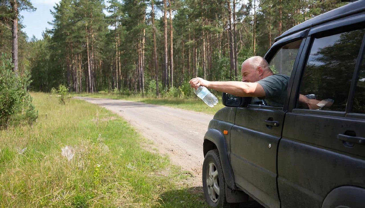 В России за выброс мусора из окна автомобиля предусмотрен штраф от 10 до 15 тысяч рублей. Иллюстрация: ECOportal.su / ИИ