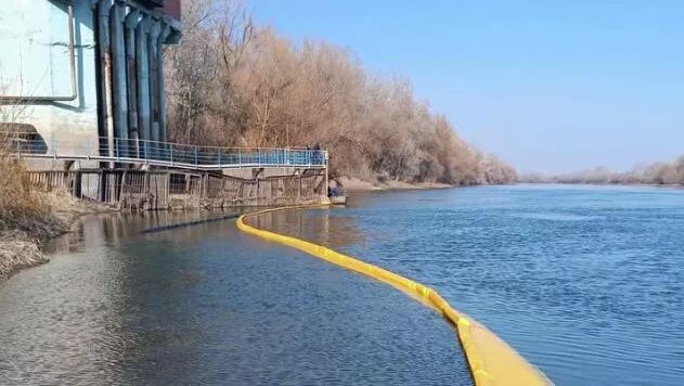 На Днестре у Кишинева установили барьеры от возможного разлива нефтяного пятна. Фото: «Водный канал Кишинева»