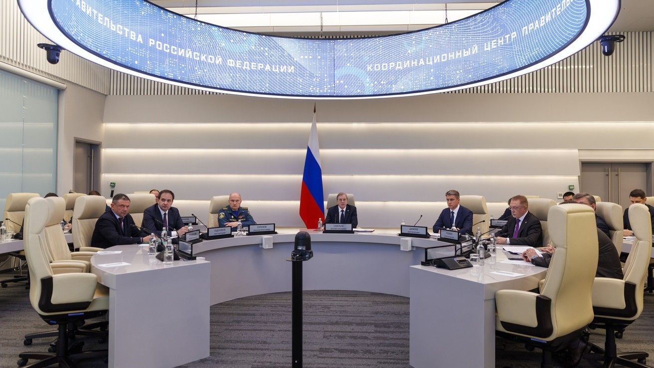 Министр Александр Куренков на заседании комиссии по ликвидации последствий крушения танкеров в Керченском проливе. Фото: government.ru