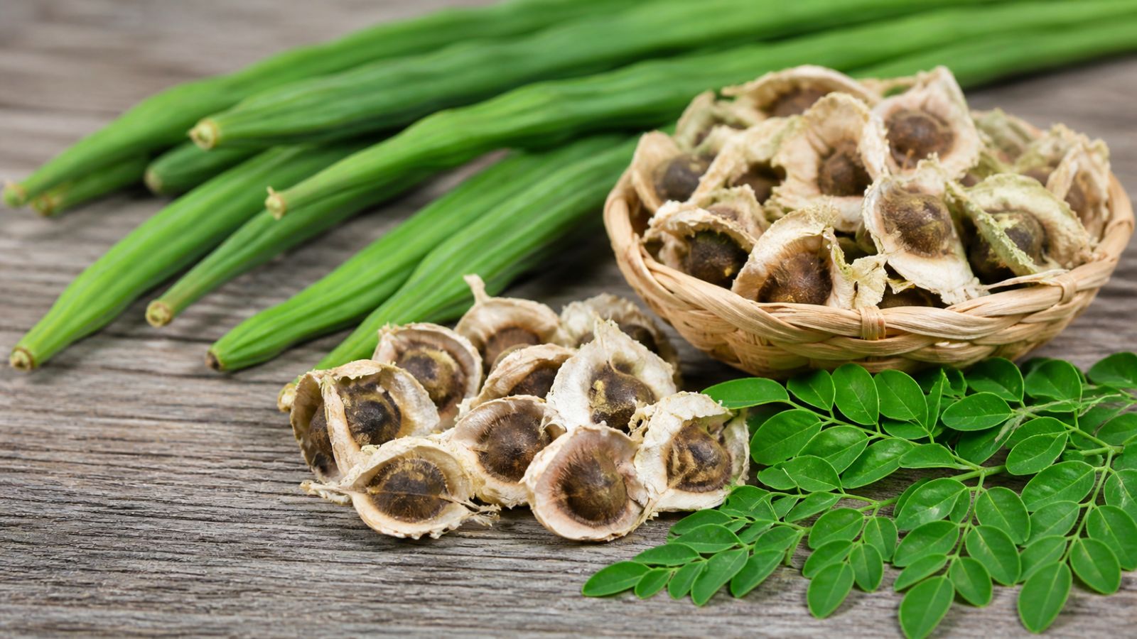 Солевой экстракт семян Moringa oleifera демонстрирует сопоставимую с сульфатом алюминия эффективность в удалении микропластика из питьевой воды. Илюстрация: ECOportal.su / ИИ