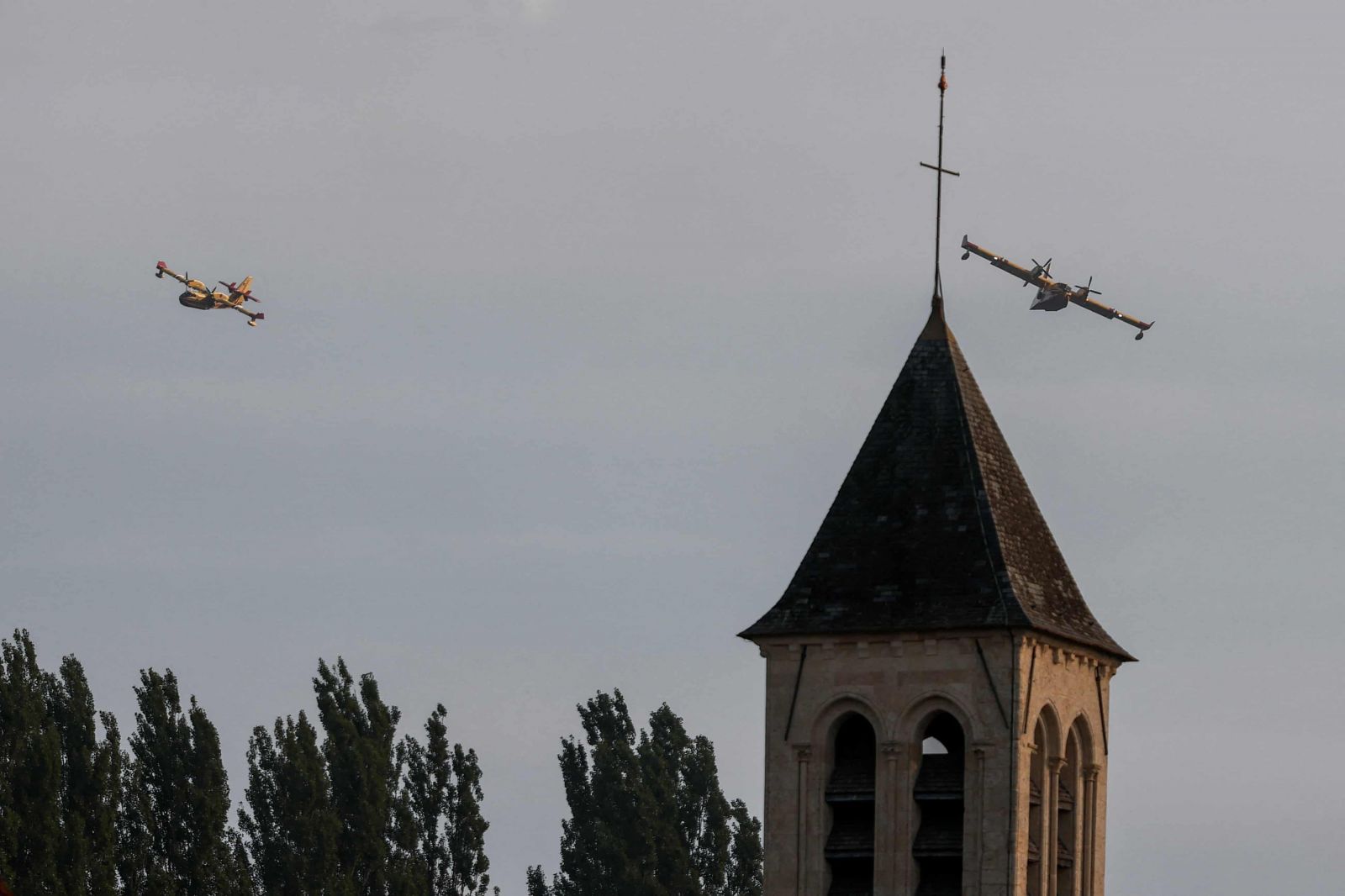 Пожарные самолёты во Франции. Фото: Benoît Tessier/Reuters