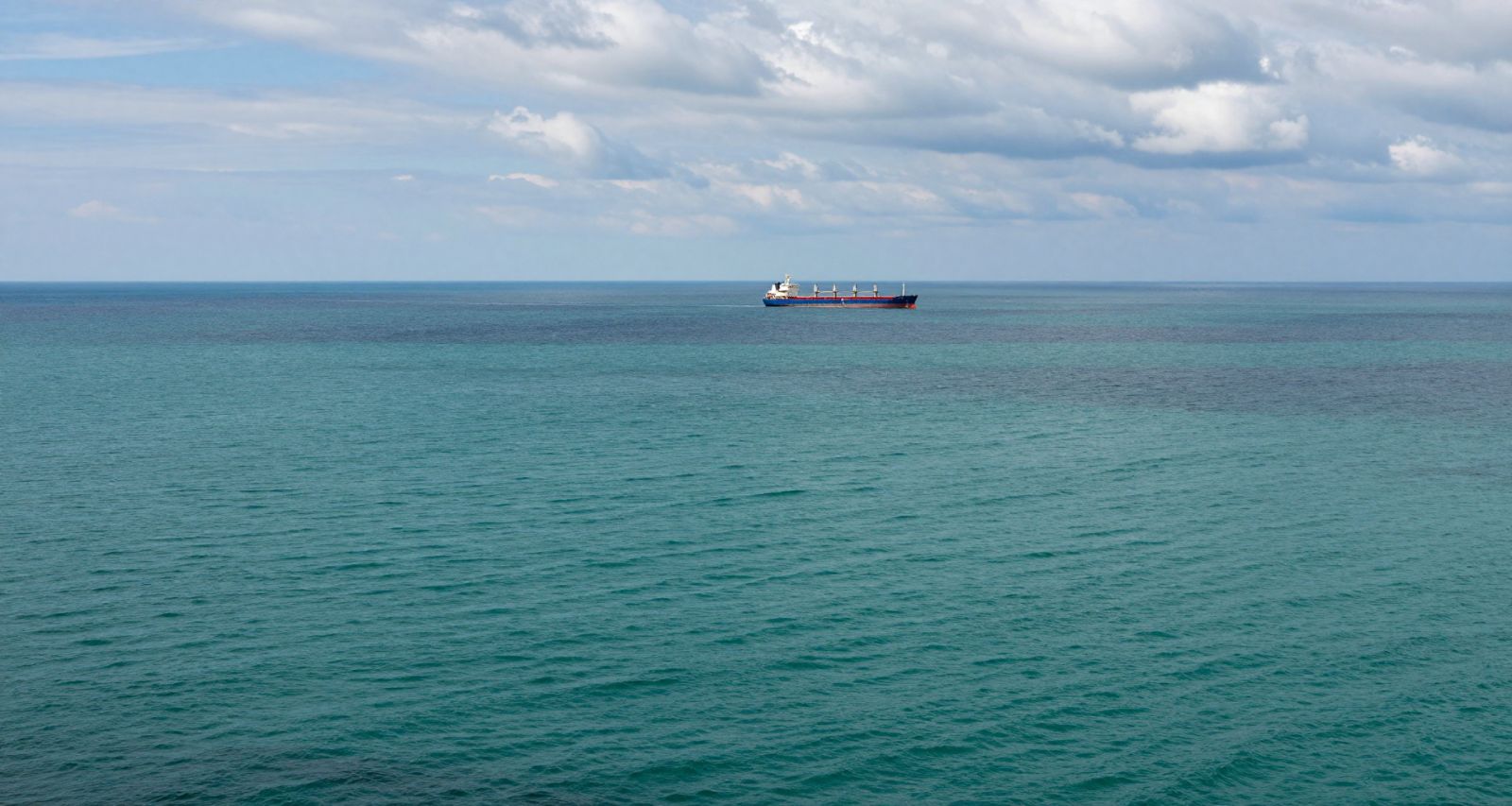 Черное море остается уязвимым перед лицом техногенных угроз. Иллюстрация: ECOportal.su / ИИ