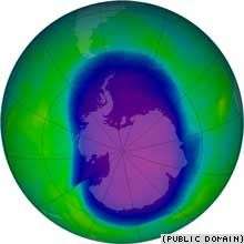 Озоновая дыра над Антарктидой. Снимок спутника NASA Aura выполнен 8 октября 2006 года.