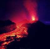 Из кратера вулкана Ключевский происходят выбросы вулканических бомб