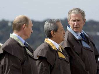  	
Владимир Путин, Джордж Буш и премьер-министр Таиланда. Фото AFP