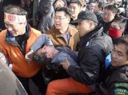 Спасатели отправляют Чжи Чхан Хвана в больницу. Фото: AFP
