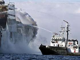 Тушение пожара на судне Und Adriyatik. Фото AFP