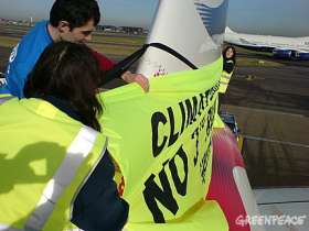 Активисты Гринпис на акции протеста в лондонском аэропорту Хитроу (Heathrow). Фото: Greenpeace