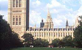 Экологи завершили акцию протеста на крыше британского парламента. Фото: РИА Новости