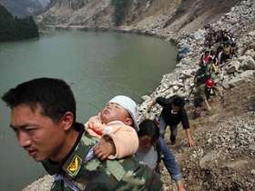 Из-за массовой эвакуации в городе Бэйчуань приостановлены спасательные работы. Фото: Reuters