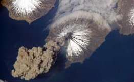 Грязевой вулкан в Индонезии начал проваливаться под собственным весом. Фото: РИА Новости