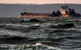 Прокуратура намерена взыскать ущерб за сброс мазута в бухту Приморья. Фото: РИА Новости