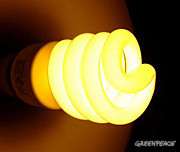 Энергосберегающая лампа потребляет в несколько раз меньше электричества, чем обычная лампа, при той же светоотдаче. Фото: Greenpeace