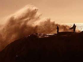 Крупная волна обрушивается на побережье. Фото Mila Zinkova с сайта wikipedia.org