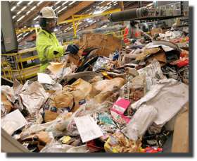 Работник сортирует различные бумажные отходы в Центре по переработке и утилизации отходов в Сан-Франциско (шт. Калифорния). Город перерабатывает две трети своего мусора. Фото: АП/УУФ, Джефф Чиу