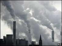 С 2000 года выбросы развитых стран растут, несмотря на все призывы и обещания. Фото: bbc.co.uk