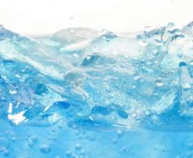 Власти Гренландии планируют выпустить новую бутилированную воду под названием &quot;100-процентная ледниковая&quot;. Фото: АМИ-ТАСС