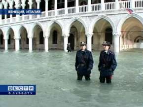 Таким образом вынуждены передвигаться венецианские полицейские по главной площади города. Фото: Вести.RU