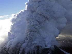 Дым, поднимающийся из жерла вулкана Чайтен в Чили в 2008 году. Фото ©AFP