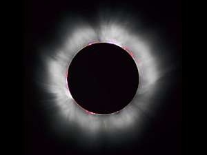 Солнечное затмение 1999 года. На фото хорошо видна солнечная корона и хромосфера (тонкая красная полоска на границе диска). Фото пользователя Lviatour с сайта wikipedia.org