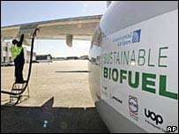 Один из двигателей был заправлен смесью авиационного керосина и биотоплива. Фото: BBC
