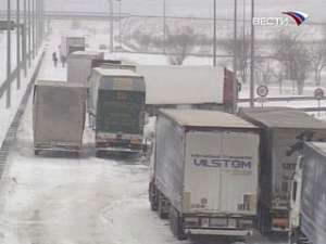 На магистрали в центральной Сербии из-за снежных сугробов образовалась 10-километровая &quot;пробка&quot;. Фото: Вести.Ru