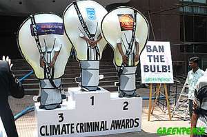 30 апреля, 2007 – Индия. Активисты Гринпис вручили награды за преступления против климата трем самым крупным производителям ламп накаливания в Индии – компаниям Philips, Surya и Bajaj. Фото: © Greenpeace