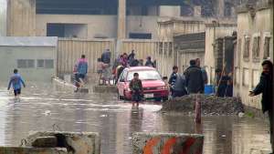 В результате проливных дождей некоторые улицы Кабула оказались затопленными водой. Фото: РИА Новости