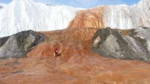 &quot;Кровавый водопад&quot; в Антарктиде выдал убежище древнейших микробов. Фото: РИА Новости