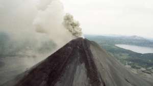 Вулкан Шивелуч на Камчатке выбросил столб пепла на высоту 4 км. Фото: РИА Новости