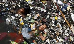 Дети, развлекающиеся плаванием среди мусора. Фото: http://mignews.com/