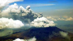 Мощный столб пепла поднялся над вулканом Шивелуч. Фото: РИА Новости