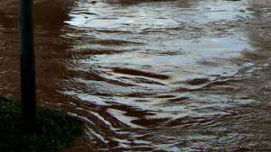 Река Пахотка в Первоуральске &quot;покраснела&quot; из-за ржавчины. Фото: РИА Новости