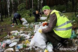 Всего активистами было собрано около 13 кубометров мусора – 6 кубометров пластика, стекла и металла и 7 кубометров остального мусора. Фото: Greenpeace
