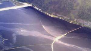 Боновые заграждения на реке Енисей для улавливания масляного пятна. Фото: РИА Новости