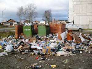 Горы мусора стихийно возникают возле жилых домов, на обочинах трасс. Фотография предоставлена редакцией газеты «Вечерний Краснотурьинск».