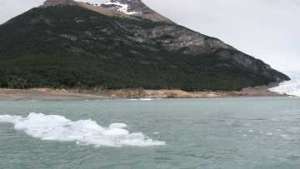 Перуанцы хотят замедлить таяние ледников, покрасив белым горные вершины. Фото: РИА Новости