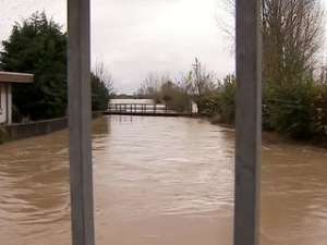 Во Франции началось наводнение: проливные дожди в районе города Па-де-Кале привели к тому, что его улицы скрылись под водой. Фото: Вести.Ru