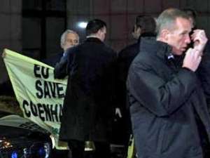 Активисты Greenpeace прорвались сквозь кордоны к зданию Евросовета. Фото: http://reuters.com/