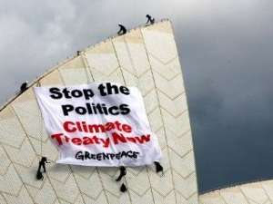 Арестом пяти активистов международной экологической организации Greenpeace закончилась манифестация, развернувшаяся сегодня на сводчатой крыше Сиднейской оперы. Фото: http://www.abc.net.au/