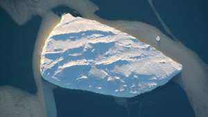 Гигантский айсберг, приближающийся к Австралии, медленно разрушается. Фото: РИА Новости