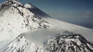 Кратер вулкана Безымянный и вулкан Ключевская сопка. Фото: РИА Новости