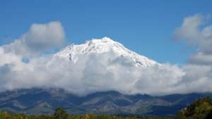 Вулкан Эбеко выбросил парогазовый шлейф на 150 метров. Фото: РИА Новости