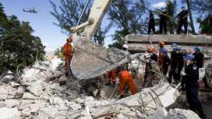 Спасатели разбирают завалы после землетрясения в Гаити. Фото: РИА Новости