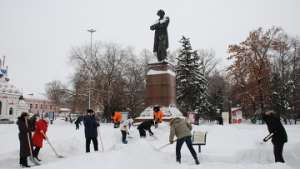 Чиновники Саратова ежедневно будут очищать тротуары от снега. Фото: РИА Новости